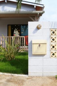 MONICA外観アプローチ　ポスト